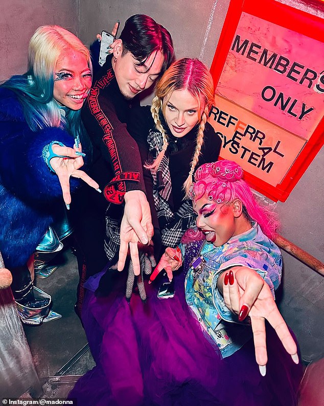 Njezina je objava također uključivala fotografiju na kojoj pozira s drag queensima i baca znakove mira