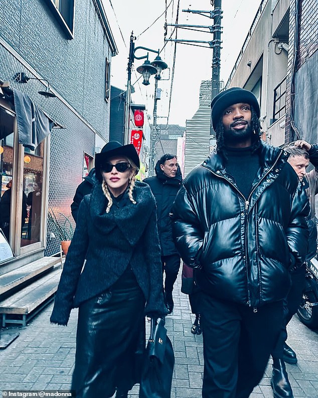 Madonna je također podijelila iskrenu fotografiju na kojoj ona i njezin viši, mlađi dečko hodaju uz nju dok šetaju neobičnim uličicama s njezinim timom
