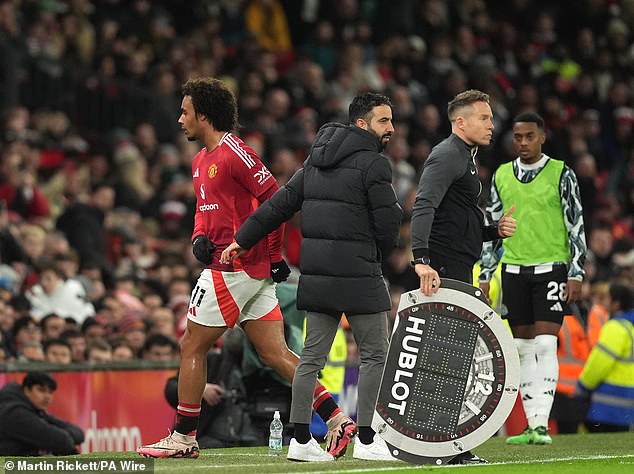 Napadač Man Uniteda skinut je s terena 33 minute nakon 2-0 domaćeg poraza od Newcastlea