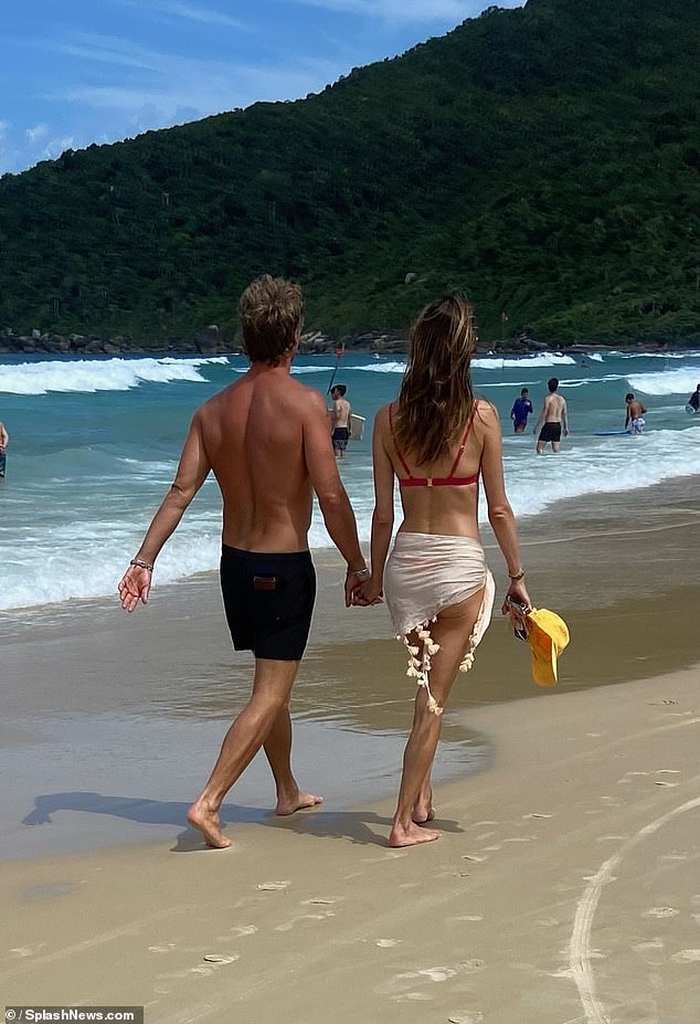 43-godišnji supermodel doveo je svog dečka australskog dizajnera nakita u svoj rodni Brazil na bijeg na plažu