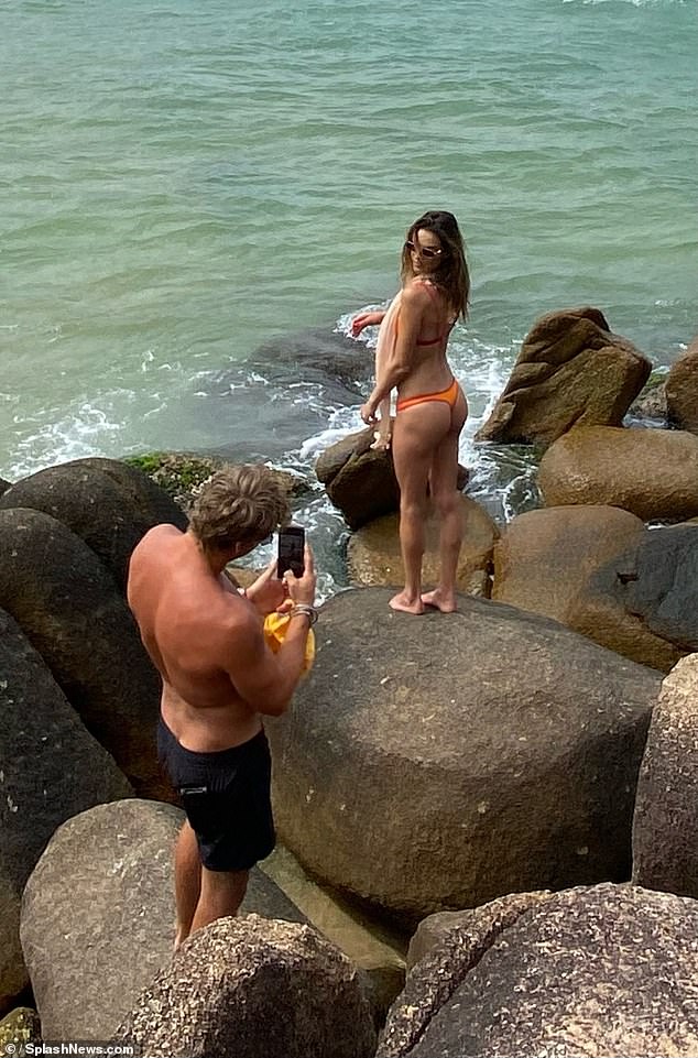 Alessandra je pokazala svoje vještine supermodela pred kamerom dok je pozirala u bikiniju - bljeskajući svojim tangama - dok ju je Buck slikao