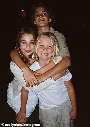 Par je roditelj Greya (7), Scarlett (9) i Brooksa (12).