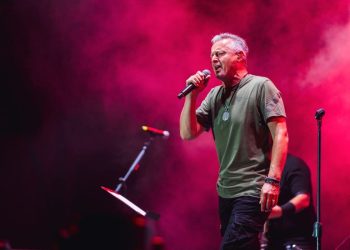 AUTOBUSI CRNOGORACA STIGLI NA THOMPSONOV KONCERT Njihov književnik: Sa Srđa Gospa zbori, oprostimo Crnoj Gori!