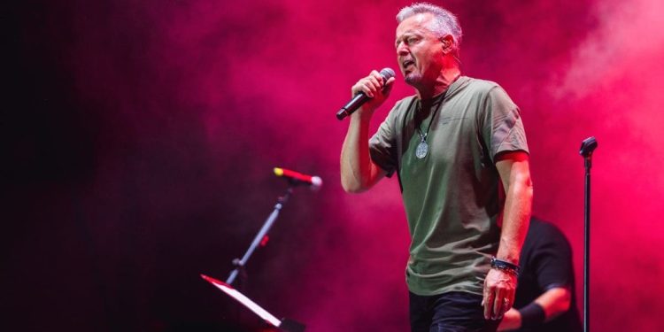 AUTOBUSI CRNOGORACA STIGLI NA THOMPSONOV KONCERT Njihov književnik: Sa Srđa Gospa zbori, oprostimo Crnoj Gori!