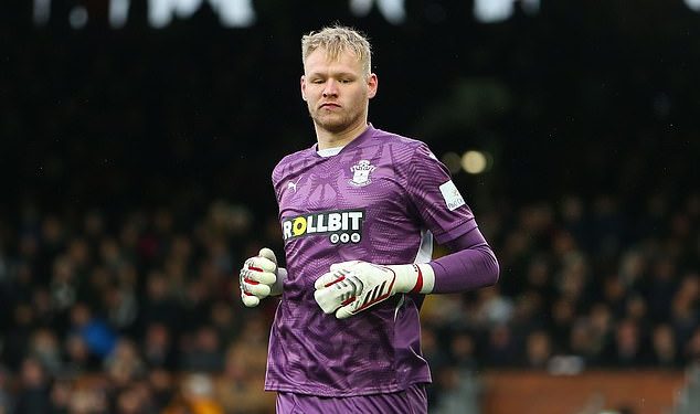 Aaron Ramsdale nosi poseban par rukavica dok se vratar Southamptona vraća nakon operacije prsta