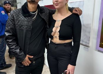 Amanda Bynes pokazuje živahni izgled u odvažnoj majici dok nastavlja svoju novu modnu karijeru tako što je domaćin umjetničke revije sa zvijezdama