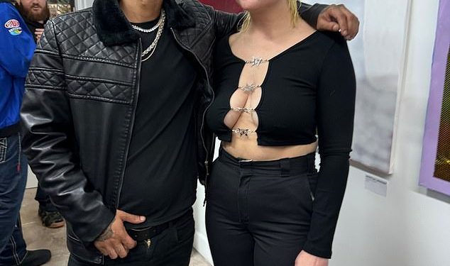 Amanda Bynes pokazuje živahni izgled u odvažnoj majici dok nastavlja svoju novu modnu karijeru tako što je domaćin umjetničke revije sa zvijezdama