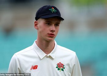 Andrew Flintoff trenira sina Rockyja, 16, dok je zvijezda u usponu kasno pozvana da igra u momčadi England Lions protiv Južne Afrike