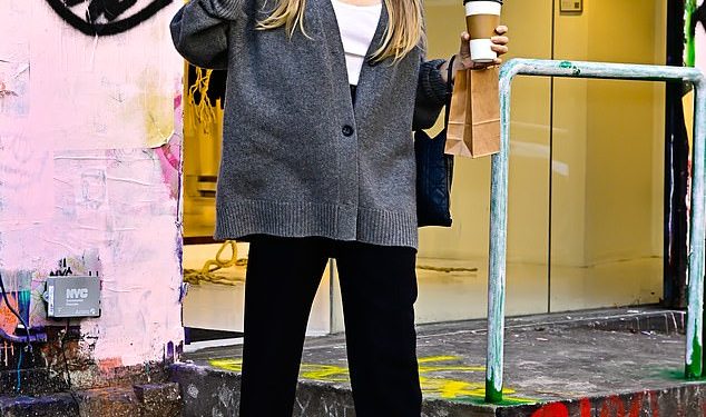 Angelina Jolie se smiješi napuštajući svoju trgovinu u New Yorku usred tvrdnji da bivši Brad Pitt ‘moli’ da vidi njihove blizanke