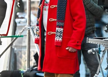 Arnold Schwarzenegger (77) izgleda potpuno neprepoznatljivo sa bijelom bradom dok nastavlja snimati ulogu Djeda Mraza za svoj novi film Čovjek s vrećom