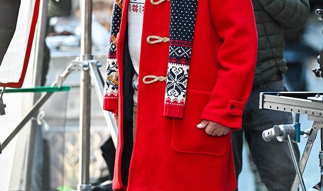 Arnold Schwarzenegger (77) izgleda potpuno neprepoznatljivo sa bijelom bradom dok nastavlja snimati ulogu Djeda Mraza za svoj novi film Čovjek s vrećom