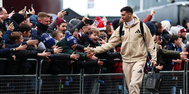Aston Villa protiv Manchester Cityja – Premier League: rezultati uživo i ažuriranja dok Pep Guardiola izbacuje DVA velika imena dok jedna zvijezda nije čak ni u momčadi dok opkoljeni prvaci putuju na Villa Park u potrazi za prijeko potrebnom pobjedom