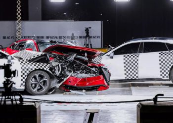 Auto Klub – Ekstremni crash test: Pogledajte što se dogodi kad se sudare tri kineska električna automobila