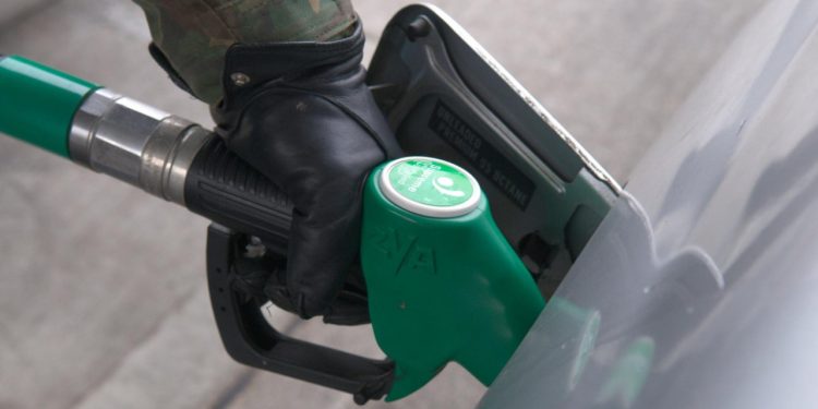 Auto Klub – Istina ili mit: Može li biti štetno točenje goriva dok motor automobila radi?