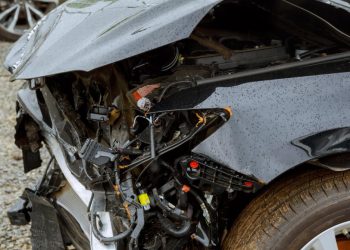 Auto Klub – Kad pneumatik postaje bomba: Pogledajte što je ostalo od automobila pored kojeg je puknula guma od bagera!