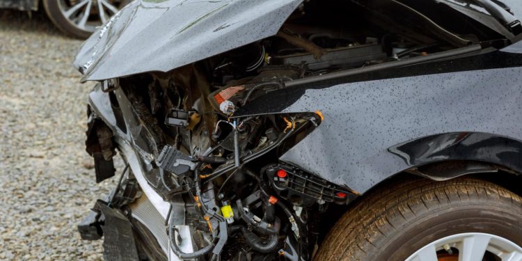 Auto Klub – Kad pneumatik postaje bomba: Pogledajte što je ostalo od automobila pored kojeg je puknula guma od bagera!