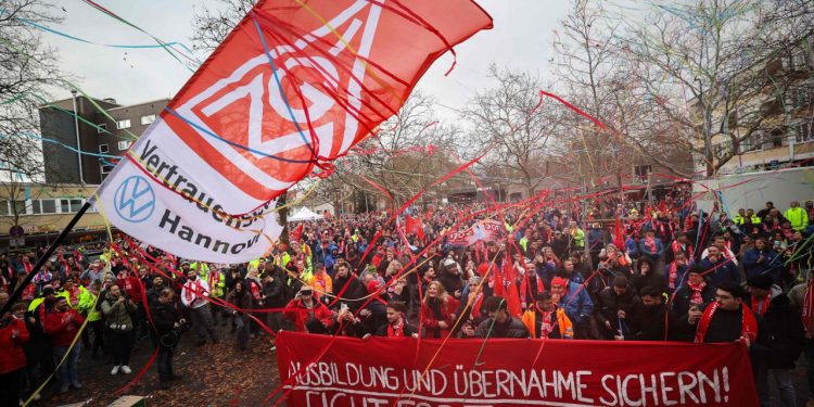Auto Klub – Kaos: Radničko vijeće VW-a izračunalo, radnicima treba 100.000 godina da zarade dividende najvećih dioničara