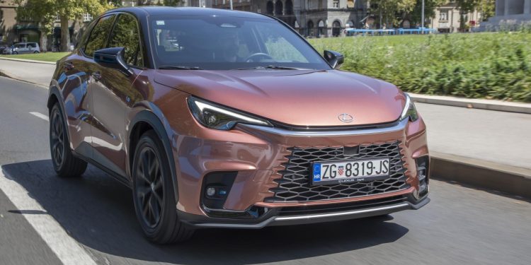 Auto Klub – Na testu Lexus LBX 1.5 HEV: Gradska mjera prestiža i luksuza uz štedljivu i tihu vožnju