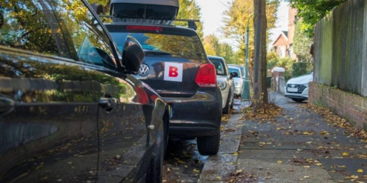 Auto Klub – Naljepnica ‘B’ zgrozila javnost: ‘Označava vozače koji ne znaju osnovni manevar’