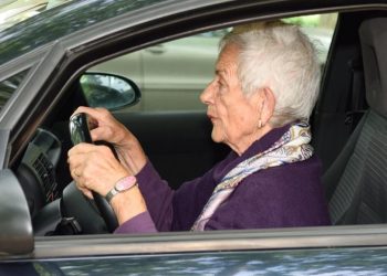 Auto Klub – Neutješna penzionerka: ‘Dobila sam 194 kazne, traži me policija, svi kopiraju moju registraciju’