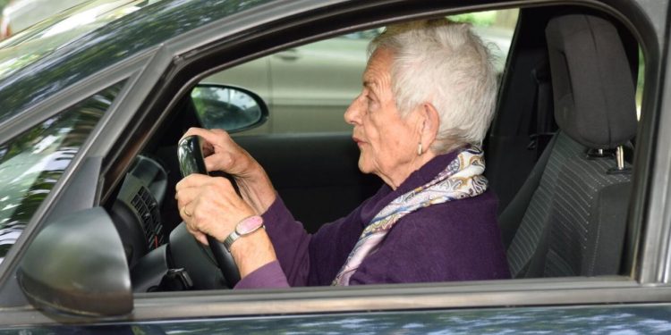 Auto Klub – Neutješna penzionerka: ‘Dobila sam 194 kazne, traži me policija, svi kopiraju moju registraciju’