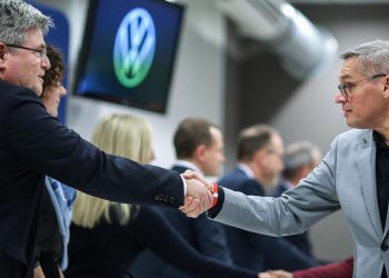 Auto Klub – Postignut sporazum u VW-u: Nema zatvaranja tvornica, no gasi se 35.000 radnih mjesta, a proizvodnja Golfa seli u Meksiko