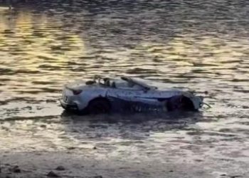 Auto Klub – Previše novaca, premalo pameti: Pijani vozač Ferrari Portofina sletio u more pa završio u zatvoru