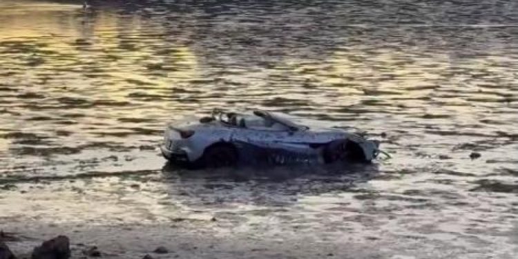 Auto Klub – Previše novaca, premalo pameti: Pijani vozač Ferrari Portofina sletio u more pa završio u zatvoru
