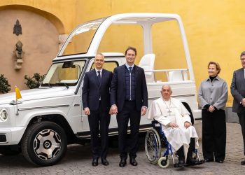 Auto Klub – Strujni udar u Vatikanu: Nakon 94 godine Mercedes Njegovoj Svetosti isporučio prvi Papamobil na baterije