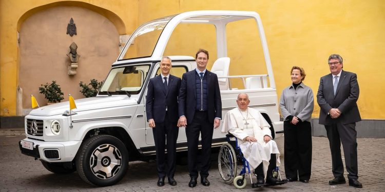 Auto Klub – Strujni udar u Vatikanu: Nakon 94 godine Mercedes Njegovoj Svetosti isporučio prvi Papamobil na baterije