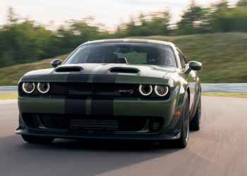 Auto Klub – Susjedstvo u šoku: Divljao autom pa velikom brzinom ‘poletio’ i u filmskom stilu završio na krovu kuće