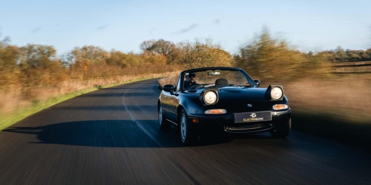 Auto Klub – ‘Svetogrđe’? Legendarna Mazda MX-5 Miata prve generacije sada se nudi i na baterije