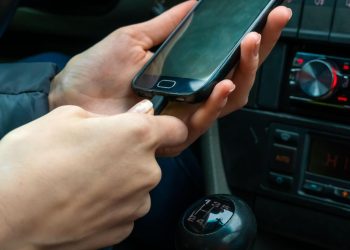 Auto Klub – To radite pogrešno: Evo zašto biste trebali prestati puniti vaše pametne telefone u automobilu
