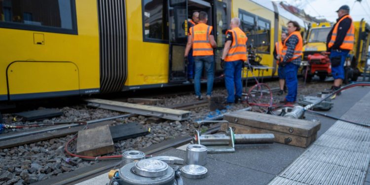 Auto Klub – U BMW-u X5 zaobišao rampu, naišao je vlak i prepolovio auto, 23-godišnjak čudom preživio