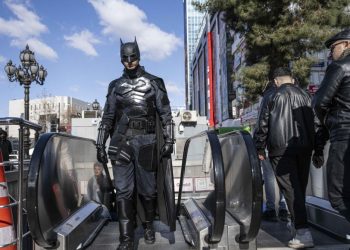 Auto Klub – Uzbuna u Velikoj Britaniji: Pijani ‘Batman’ autom srušio stup pa bježao pješice, uhvatili ga mještani i policija