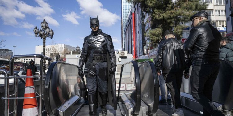 Auto Klub – Uzbuna u Velikoj Britaniji: Pijani ‘Batman’ autom srušio stup pa bježao pješice, uhvatili ga mještani i policija