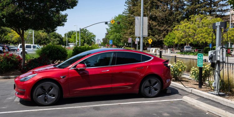 Auto Klub – Vlasnik pet godina i 250.000 km Teslu punio samo na brzim punjačima: Evo koliko je degradirala baterija