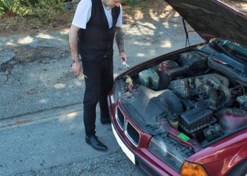 Auto Klub – Zašto vozači prstima lupkaju poklopac motora prije vožnje? Trik od pet sekundi može vam spasiti život