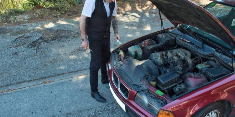Auto Klub – Zašto vozači prstima lupkaju poklopac motora prije vožnje? Trik od pet sekundi može vam spasiti život