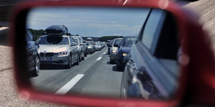 Auto Klub – Znate li za pravilo ‘dvije sekunde’? Ako ga ne poštujete riskirate kaznu od 260 eura