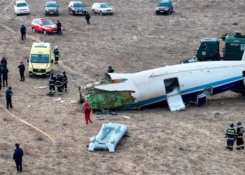 Avion Azerbaijan Airlinesa na putu za Rusiju srušio se stotinama milja izvan kursa, strahuje se da su deseci poginuli