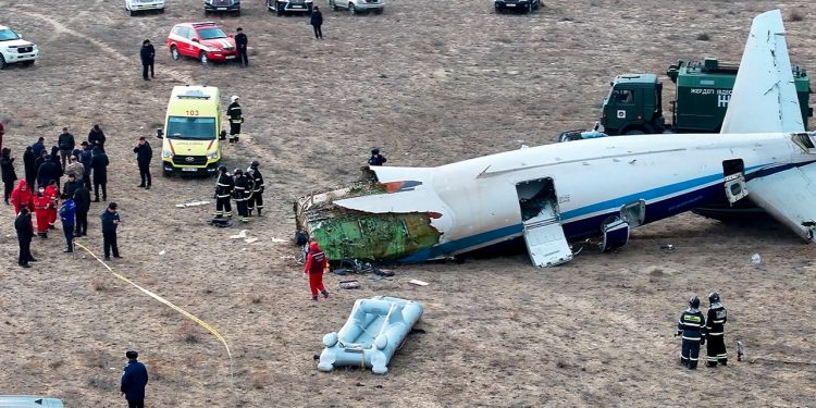 Avion Azerbaijan Airlinesa na putu za Rusiju srušio se stotinama milja izvan kursa, strahuje se da su deseci poginuli