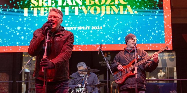 BUJICA EMOCIJA NA PJACI Hari Rončević napravio spektakl: “Ovuda san trča ka dite, a sada tu pivan! “