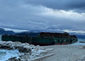 BURA NOĆAS NOSILA SVE PRED SOBOM Toliko je jako puhalo da je odnijelo ogromnu maonu do plaže u Slatinama