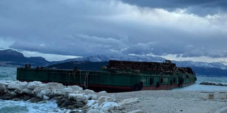 BURA NOĆAS NOSILA SVE PRED SOBOM Toliko je jako puhalo da je odnijelo ogromnu maonu do plaže u Slatinama