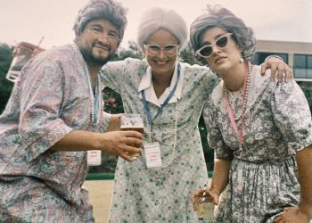 Baka podivljala! Australka visokog profila transformira se u zlatnu djevojku iz ‘staračkog doma’ za svečane kuglane na travnjaku – pa znate li tko je to?