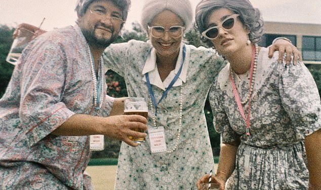 Baka podivljala! Australka visokog profila transformira se u zlatnu djevojku iz ‘staračkog doma’ za svečane kuglane na travnjaku – pa znate li tko je to?