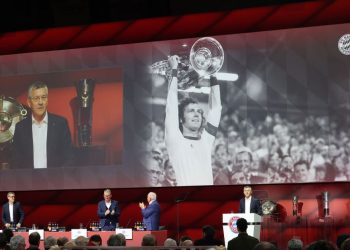 Bayern München povukao je dres s brojem 5 u čast Beckenbauera