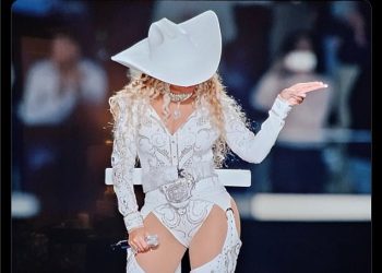 Beyoncé je razbjesnila gledatelje Netflixa nakon što je učinila kontroverznu gestu koju je NFL zabranio dok je izvodila predstavu u poluvremenu u Houstonu