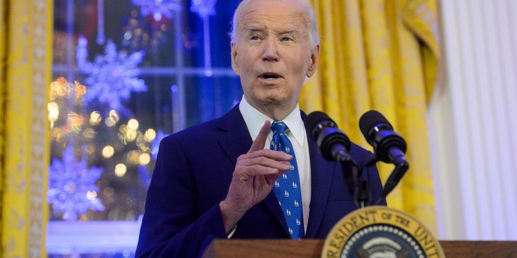 Biden potpisuje obrambeni zakon unatoč prigovorima na zabranu transrodne zdravstvene skrbi za vojnu djecu